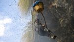 Eksotis, Para Pemburu Ini Masih Memanen Madu di Tebing Terjal