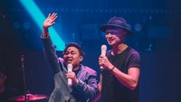 Bersama kawannya saat bernyanyi di salah satu tempat. Foto: Instagram Anji