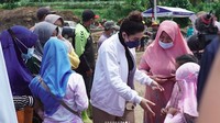 Potret Ashanty saat bertemu dengan masyarakat sekitar. Foto: Instagram Ashanty