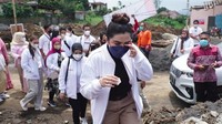 Ditemani beberapa rekannya, Ashanty mendatangi lokasi bencana. Foto: Instagram Ashanty