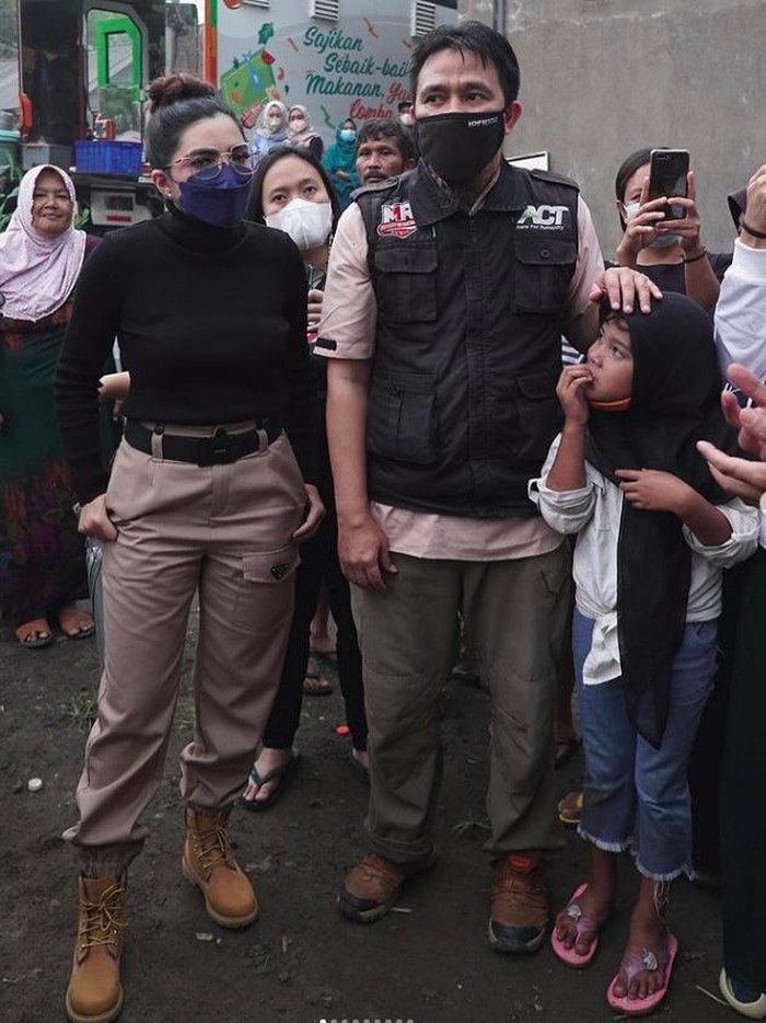 Ashanty Ashanty memberikan bantuan kepada korban erupsi Semeru.