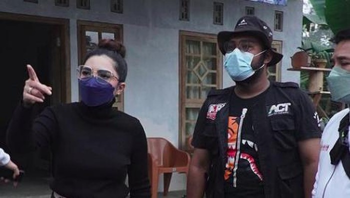 Ashanty Ashanty memberikan bantuan kepada korban erupsi Semeru.