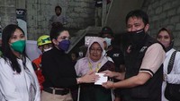 Ashanty memberikan bantuan kepada korban bencana. Foto: Instagram Ashanty