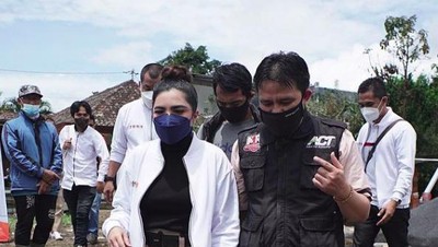 Nyata! 10 Potret Ashanty Beri Bantuan ke Korban Erupsi Semeru