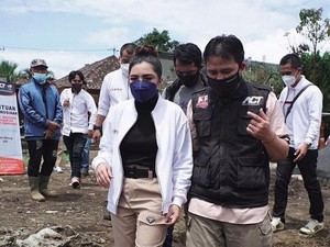 Ashanty Turun Langsung ke Lokasi Banjir Bandang dan Erupsi Semeru