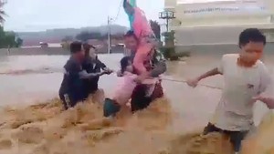 Mencekam Polisi di NTB Evakuasi Warga Saat Banjir Bandang Menerjang