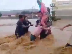 Mencekam Polisi di NTB Evakuasi Warga Saat Banjir Bandang Menerjang