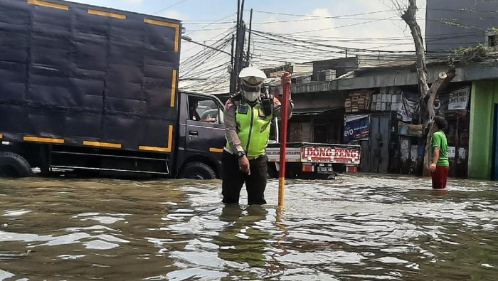 Banjir rob di Jl Lodan Raya, Pademangan, Jakut, Rabu (7/12/2021)