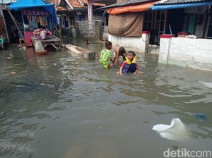 Eretan Indramayu Dihantam Rob, Warga Minta Revitalisasi Sandaran Sungai