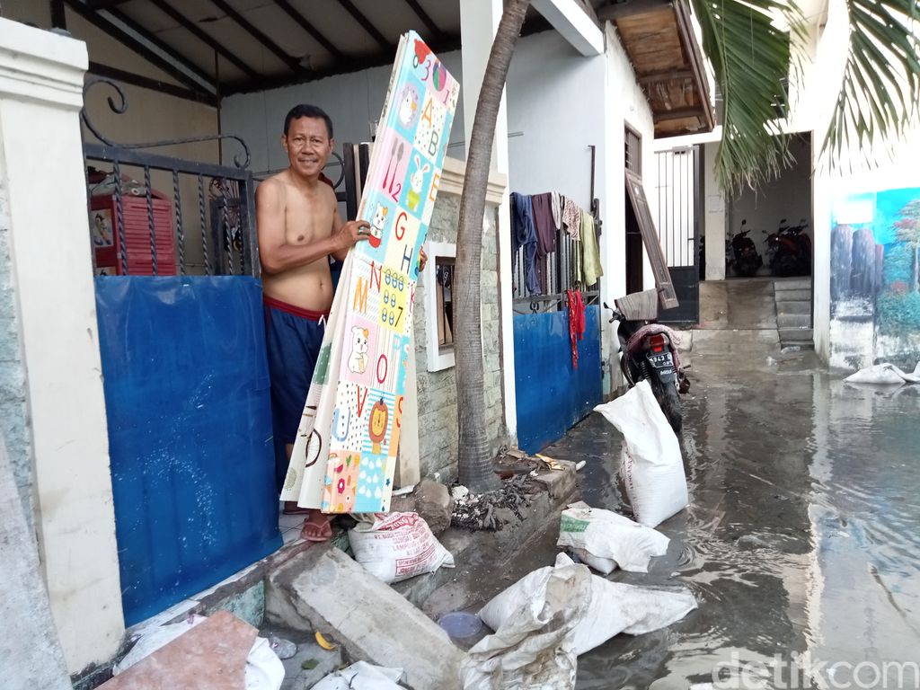Banjir yang menerjang RW 08 Kelurahan Ancol, Jakarta Utara (Jakut), mulai surut. Saat ini ketinggian banjir sekitar 5-10 cm atau semata kaki. (Anggi Muliawati/detikcom)