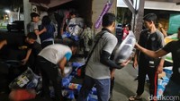 SIG menyalurkan bantuan bahan makanan dan perlengkapan untuk korban bencana erupsi Gunung Semeru.