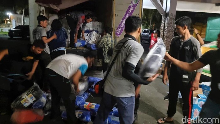 Bantuan untuk Korban Semeru SM of Public Relation & CSR SIG, Setiawan Prasetyo (kedua kiri) menyerahkan bantuan bahan makanan dan perlengkapan kepada Kepala Sub Bidang Logistik BPBD Kabupaten Lumajang, Lusiyanti (ketiga kanan) di Pendopo Aria Wiraraja pada Selasa (7/12).