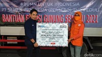 CSR Comdev & Partnership Officer SIG, Karsono menyerahkan bantuan bahan makanan dan perlengkapan kepada Kepala Sub Bidang Logistik BPBD Kabupaten Lumajang, Lusiyanti.