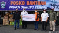 SM of Public Relation & CSR SIG, Setiawan Prasetyo menyerahkan bantuan bahan makanan dan perlengkapan kepada Kepala Sub Bidang Logistik BPBD Kabupaten Lumajang, Lusiyanti di Pendopo Aria Wiraraja.