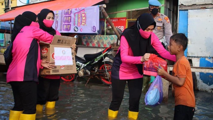 Bhayangkari Polres Pelabuhan Tanjung Priok menyalurkan bantuan ke korban terdampak banjir rob di Muara Angke dan Muara Baru, Jakarta Utara, Rabu (8/12/2021)