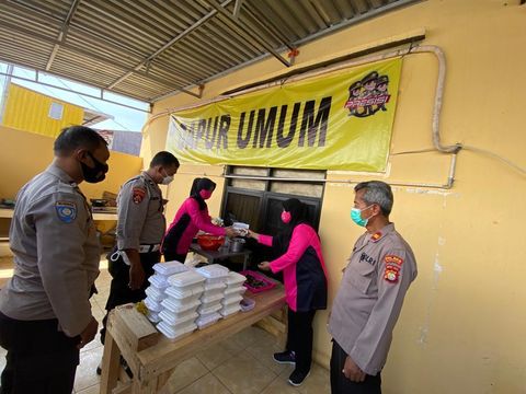 Bhayangkari Polres Pelabuhan Tanjung Priok menyalurkan bantuan ke korban terdampak banjir rob di Muara Angke dan Muara Baru, Jakarta Utara, Rabu (8/12/2021)