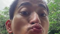 Jadi gimana menurut kalian totalitas Bio One untuk benar-benar mirip dengan tokoh komedian Gepeng? Foto: dok. Instagram Bio One
