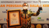 Direktur Compliance and Legal PT Bank Tabungan Negara (Persero) Tbk. Eko Waluyo menerima penghargaan Indonesia Most Trusted Company pada ajang Indonesia Good Corporate Governance Award 2021 di Jakarta, Rabu (8/12). 