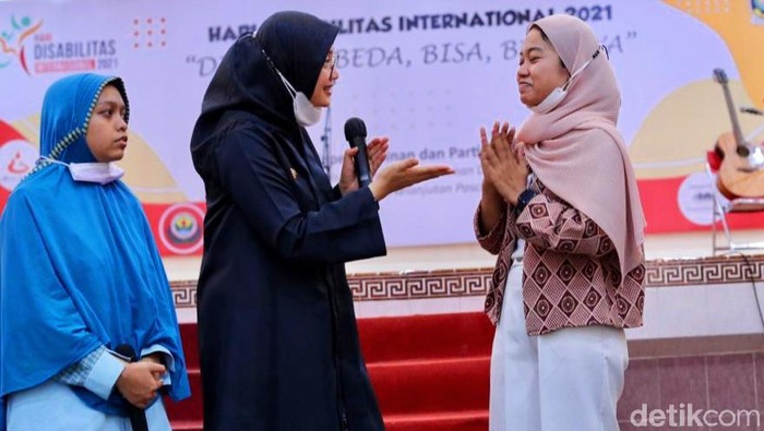 Bupati Banyuwangi Ipuk Fiestiandani menghadiri peringatan Hari Disabilitas Internasional (HDI), yang digelar di TTID Hoo Tong Bio. Dalam kesempatan tersebut, Ipuk menerangkan bahwa Banyuwangi tengah menyusun data penyandang disabilitas yang terintegrasi.