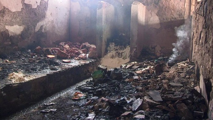 Burundi Prison Fire Dalam gambar yang dibuat dari video ini, pasukan keamanan dan lainnya berkumpul di luar lokasi kebakaran di sebuah penjara di Gitega, Burundi Selasa, 7 Desember 2021. Pemerintah Burundi mengatakan 38 tahanan tewas dalam kebakaran Selasa pagi di penjara yang penuh sesak , dengan lebih dari 60 orang lainnya terluka dan jumlah korban tewas bisa meningkat. (AP Photo)