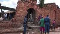 Dalam gambar yang dibuat dari video ini, pasukan keamanan dan lainnya berkumpul di luar lokasi kebakaran di sebuah penjara di Gitega, Burundi, Selasa, (7/12/2021).