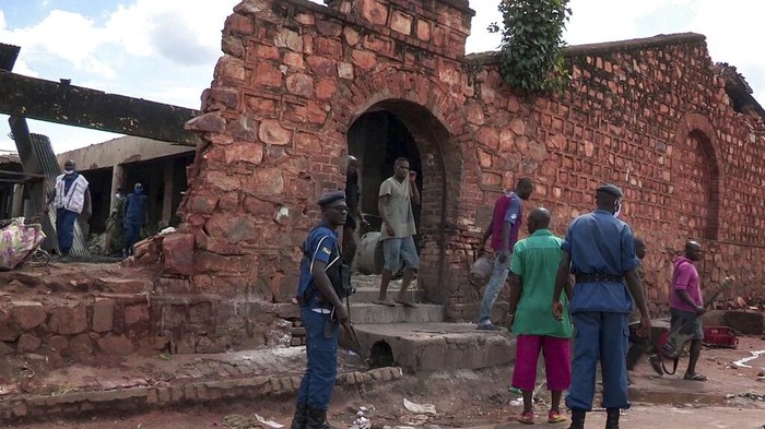 Burundi Prison Fire Dalam gambar yang dibuat dari video ini, pasukan keamanan dan lainnya berkumpul di luar lokasi kebakaran di sebuah penjara di Gitega, Burundi Selasa, 7 Desember 2021. Pemerintah Burundi mengatakan 38 tahanan tewas dalam kebakaran Selasa pagi di penjara yang penuh sesak , dengan lebih dari 60 orang lainnya terluka dan jumlah korban tewas bisa meningkat. (AP Photo)