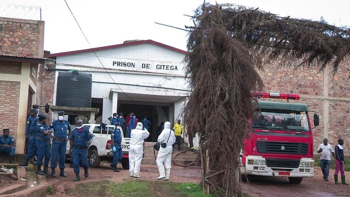 Dalam gambar yang dibuat dari video ini, pasukan keamanan dan lainnya berkumpul di luar lokasi kebakaran di sebuah penjara di Gitega, Burundi Selasa, 7 Desember 2021. Pemerintah Burundi mengatakan 38 tahanan tewas dalam kebakaran Selasa pagi di penjara yang penuh sesak , dengan lebih dari 60 orang lainnya terluka dan jumlah korban tewas bisa meningkat. (AP Photo)