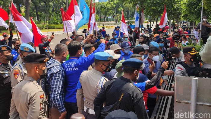 Demo buruh di MK.