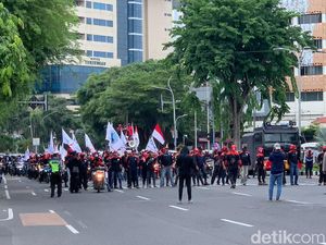 Buruh Kembali Gelar Demo Soal Susun Ulang-Revisi UMK di Gedung Grahadi