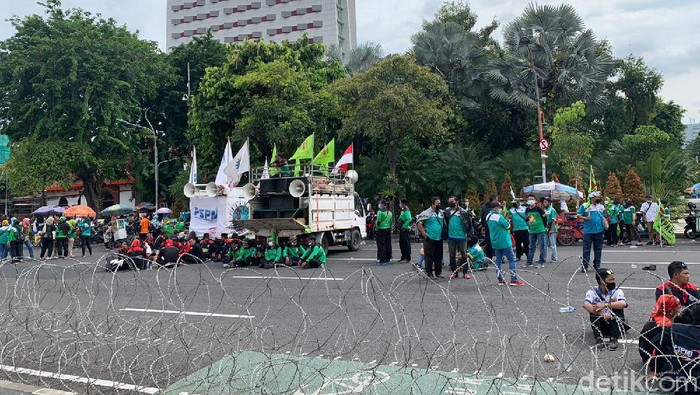 demo buruh di surabaya