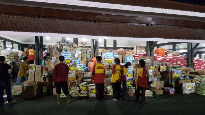 Bantuan untuk korban erupsi Gunung Semeru terus mengalir. IDM Token menyalurkan bantuan puluhan juta rupiah.