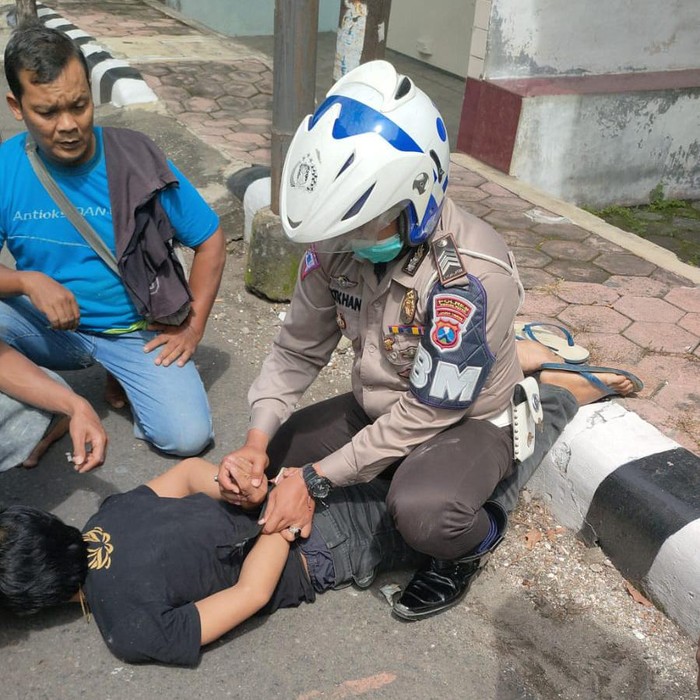 dua pemuda ditangkap bawa narkoba saat lawan arus