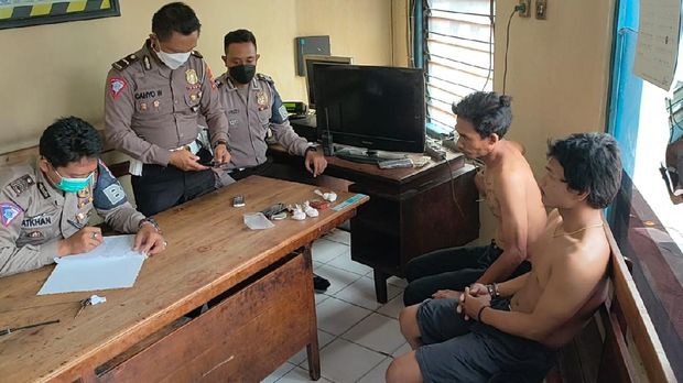 dua pemuda ditangkap bawa narkoba saat lawan arus