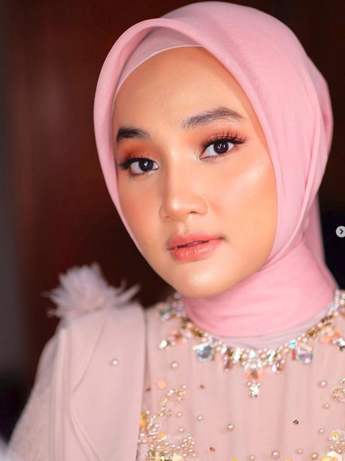 Momen Fatin Shidqia Lubis wisuda.