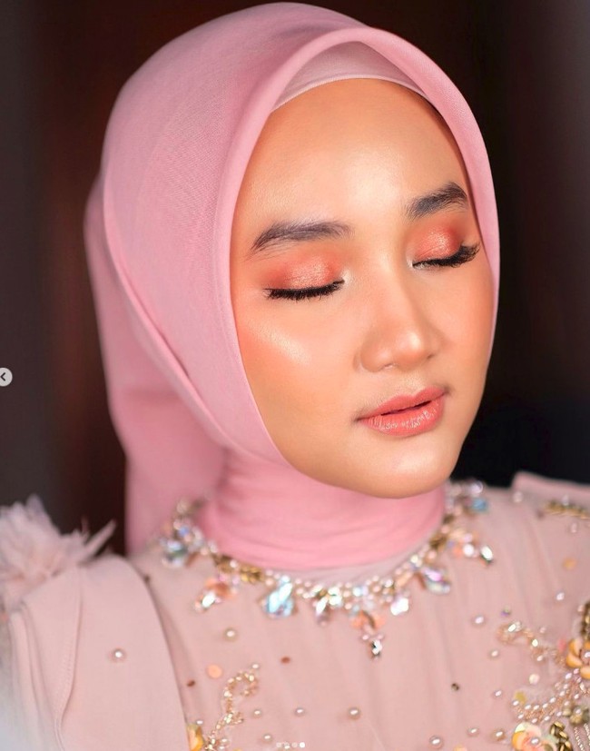 Berikut detail hijab dan makeup Fatin yang mungkin bisa jadi inspirasi gaya kamu wisuda. Foto: Instagram