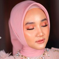 Berikut detail hijab dan makeup Fatin yang mungkin bisa jadi inspirasi gaya kamu wisuda. Foto: Instagram