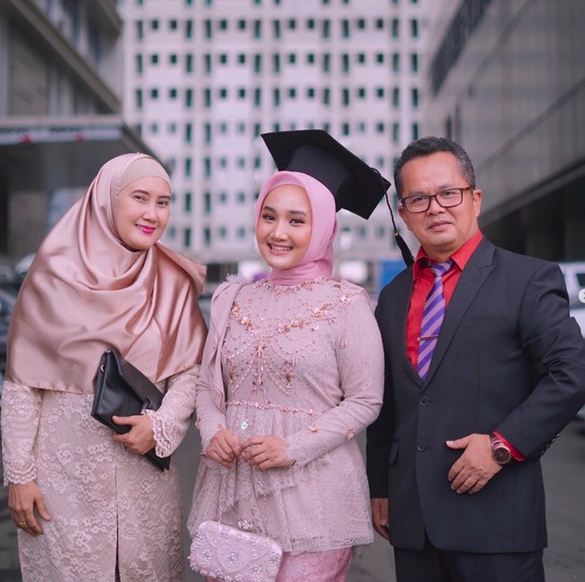 Fatin Shidqia Lubis baru saja merampungkan kuliahnya. Dalam postingan Instagram, ia terlihat mengenakan atasan terinspirasi kebaya dengan kain tradisional yang berwarna pink. Pemilihan warna hijab dan busananya membuat wanita jebolan Indonesian Idol tersebut tampak cerah. Foto: Instagram