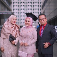 Fatin Shidqia Lubis baru saja merampungkan kuliahnya. Dalam postingan Instagram, ia terlihat mengenakan atasan terinspirasi kebaya dengan kain tradisional yang berwarna pink. Pemilihan warna hijab dan busananya membuat wanita jebolan Indonesian Idol tersebut tampak cerah. Foto: Instagram