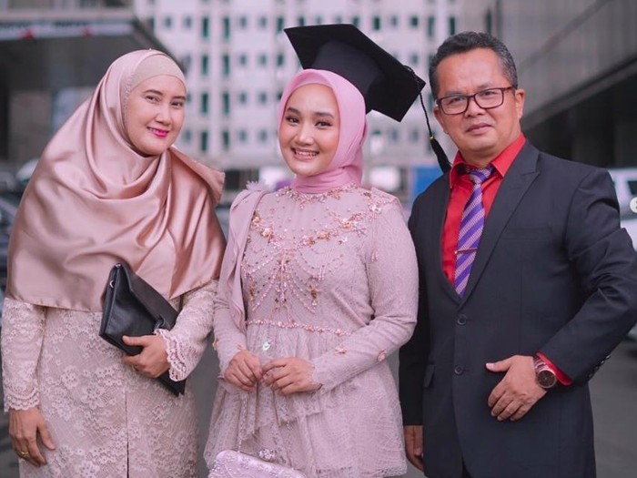 Momen Fatin Shidqia Lubis wisuda.