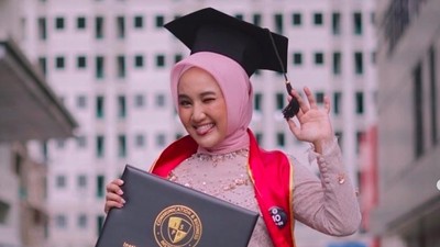 Selamat! 7 Potret Manis Fatin Akhirnya Wisuda