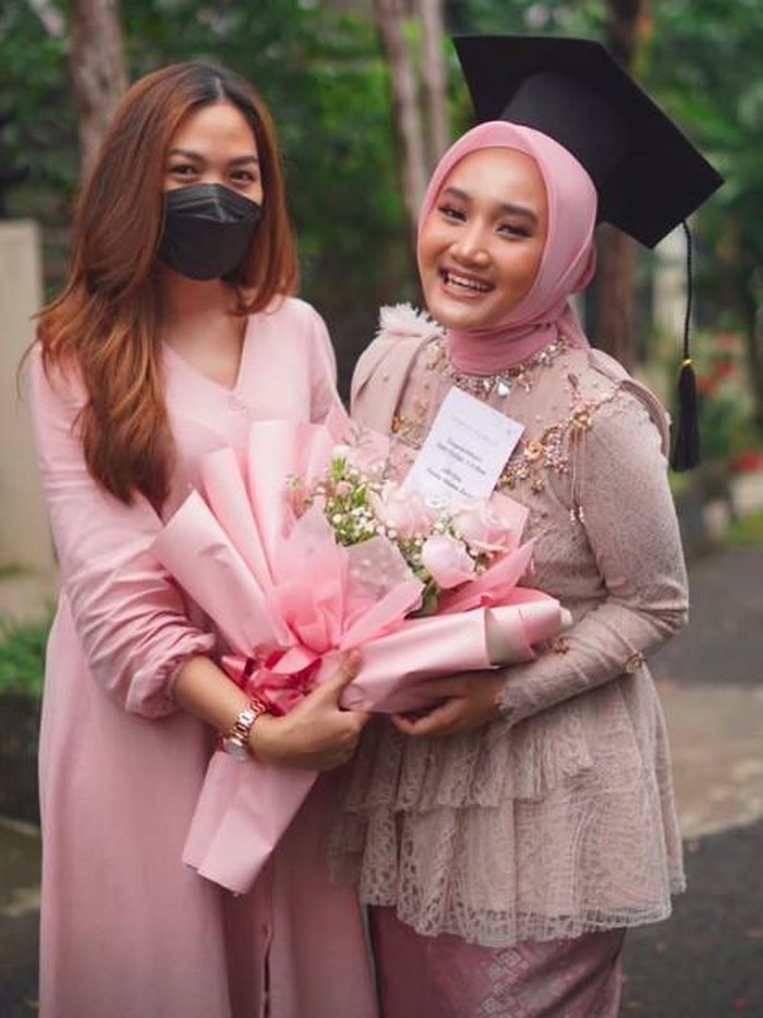 Fatin Shidqia Lubis Momen Fatin Shidqia Lubis wisuda.