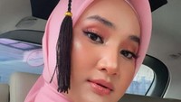 Fatin bersyukur karena bisa menyandang gelar sarjana. Foto: Instagram