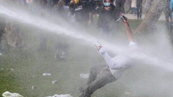 Kepala hilang karena disemprot air. Foto: Reddit