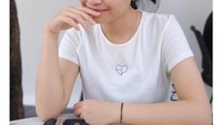 Tuntutan pekerjaan yang seringkali membawanya terbang ke tempat-tempat yang jauh juga dialami oleh Hanggini. Sebelum pesawatnya take off, Hanggini menyempat diri untuk makan ringan di lounge bandara. Foto: Instagram/hanggini