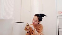 Disela-sela kesibukan shootingnya, Hanggini ternyata hobi kulineran. Memegang sebuah lontong, Hanggini begitu menikmati makanan yang sedang dipegangnya. Foto: Instagram/hanggini