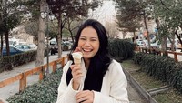Hobi makan manis membuat Hanggini menyukai es krim. Saat melakukan perjalanan ke Turki, mencicipi es krim Turki menjadi kegiatan yang tidak boleh terlewatkan oleh Hanggini. Foto: Instagram/hanggini