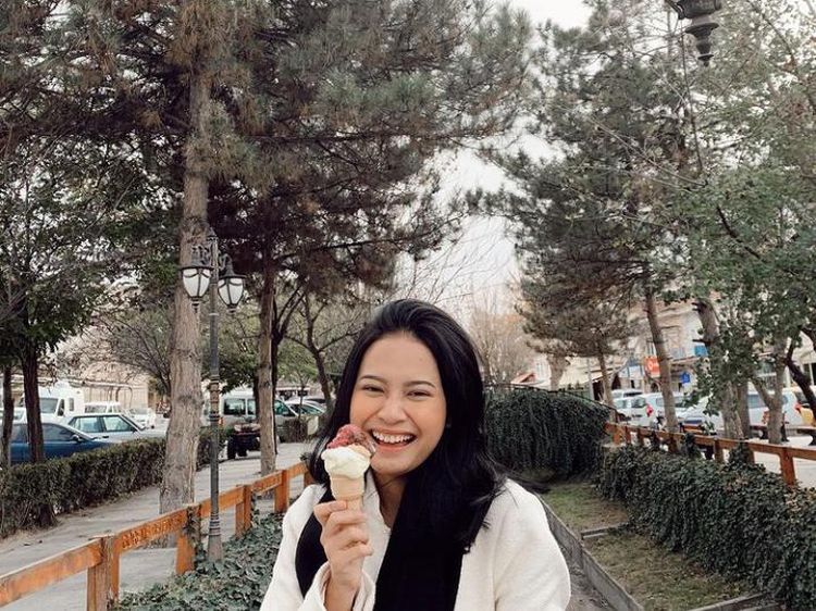 Hanggini Ternyata Doyan Makan Lontong hingga Es Krim