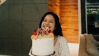 Mendapatkan kejutan ulang tahun berupa kue berukuran besar yang manis, Hanggini terlihat bahagia. Merayakan ulang tahun dengan keluarga tercinta menjadi momen favoritnya. Foto: Instagram/hanggini