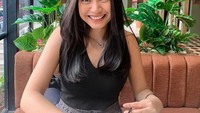 Foto mesra Junior Roberts dengan seorang wanita yang tidak diketahui identitasnya menyebar di media sosial. Tersebarnya foto tersebut digadang-gadang menjadi faktor berakhirnya hubungan Hanggini dan Junior Roberts. Foto: Instagram/hanggini