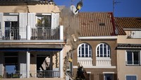 Ledakan yang mengguncang gedung permukiman itu melukai tiga orang, yang telah dilarikan ke rumah sakit setempat. 